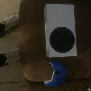 Brand new xbox doesn’t come with the Box